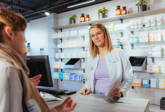 Mitarbeiterin der Rastpfuhl Apotheke bei der Kundenberatung
