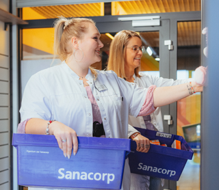 Mitarbeiterin der Rastpfuhl Apotheke beim Salbenrühren