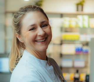 Mitarbeiterin der Rastpfuhl Apotheke bei der Kundenberatung