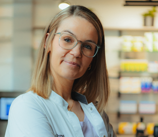 Mitarbeiterin der Rastpfuhl Apotheke