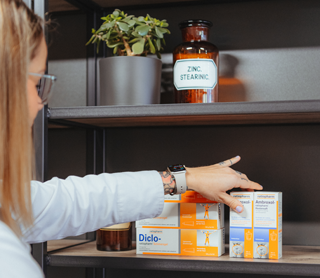 Mitarbeiterin der Rastpfuhl Apotheke