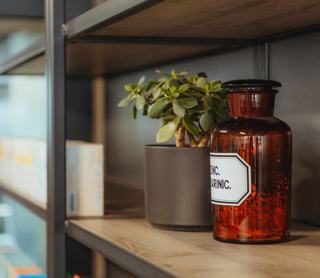 Historisches Apothekergefäß im Regal